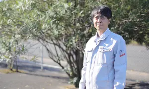 男性がこちらを見ている画像