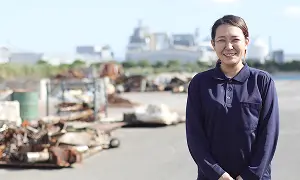 女性がこちらを見て微笑んでいる画像