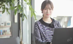 事務員の女性がこちらを見ている画像