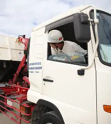 トラックに乗っている男性の画像