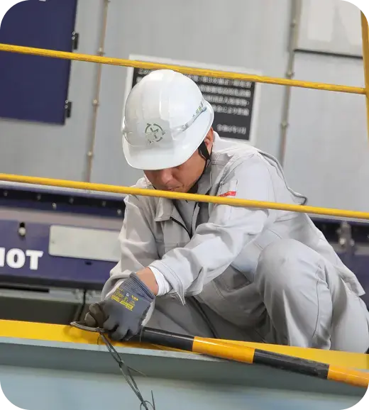 作業をしている男性の画像